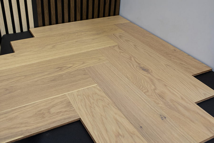 Oak Amalfi HB в шоуруме, укладка елочка у стены, ракурс под углом