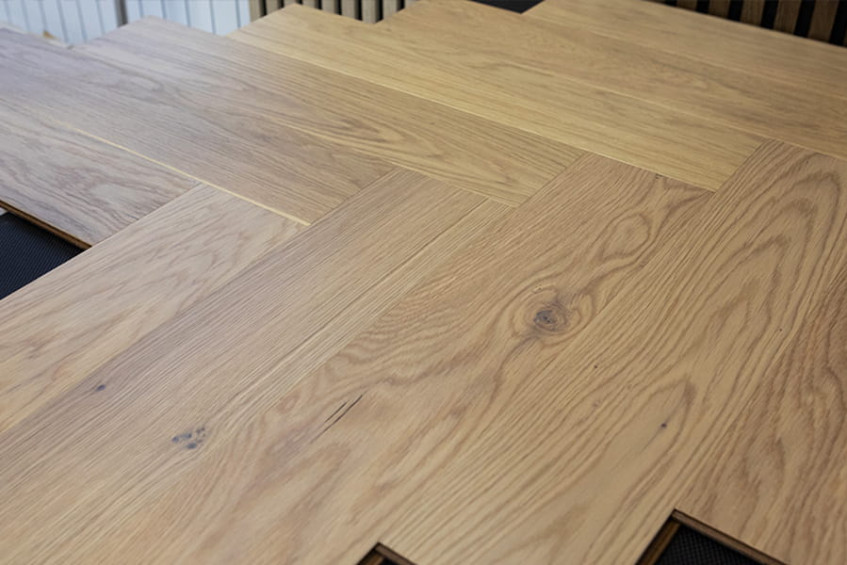 Крупный план стыков елочки Oak Amalfi HB, древесный рисунок, небольшие сучки