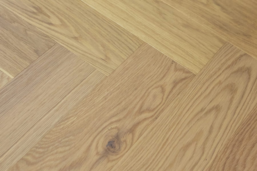 Фрагмент пола Oak Amalfi HB, укладка елочка, выраженные волокна дуба, вид под углом