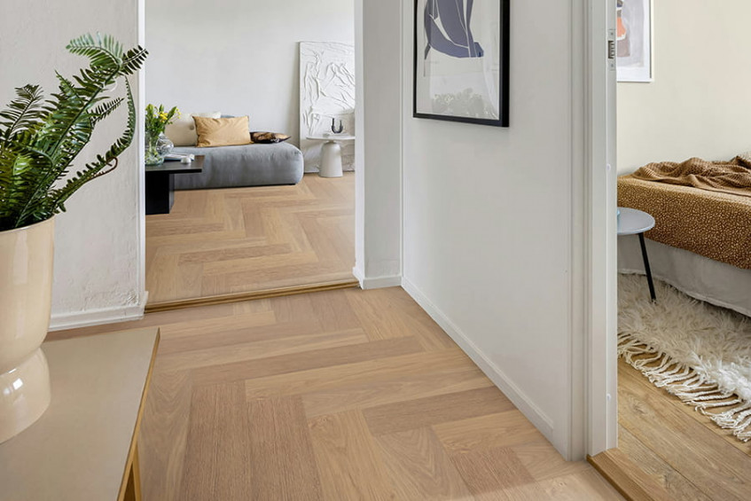 Интерьер коридора/прихожей с Oak Amalfi HB, укладка елочка, светлый дуб