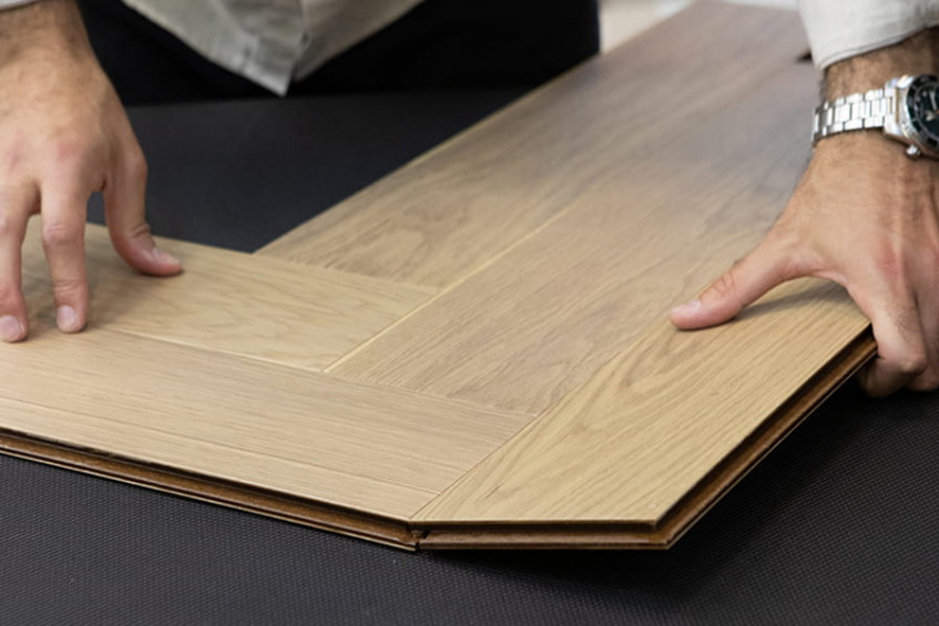 Демонстрация монтажа паркетной доски Oak Malta HB - соединение плашек, показана замковая кромка