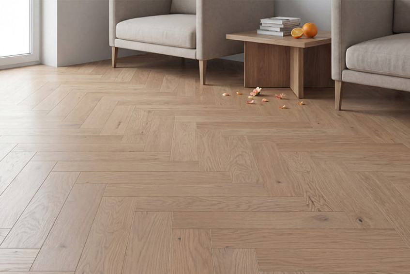 Гостиная с диваном и столиком — паркет Oak Malta HB «ёлочка», общий план помещения