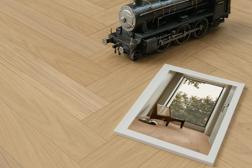Декор на паркетной доске Oak Malta HB — игрушечный поезд и рамка, крупный план рисунка дуба