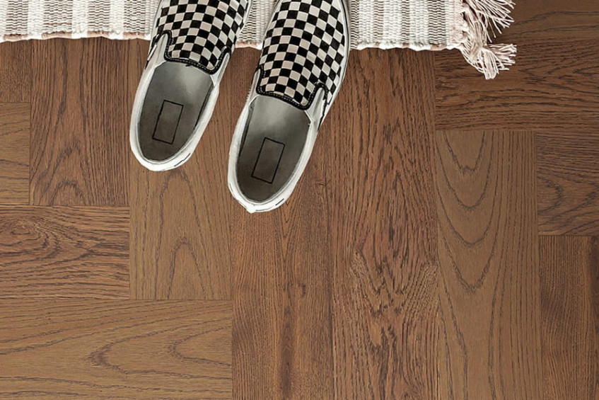 Прихожая: паркетная доска Oak Positano HB «ёлочка», вид сверху на рисунок пола рядом с обувью