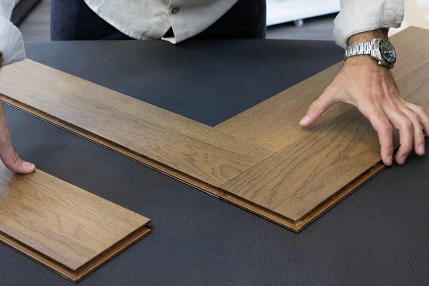 Показ монтажа Oak Positano HB — соединение плашек, видна стыковка замкового профиля и пропитанные воском замки паркетной доски