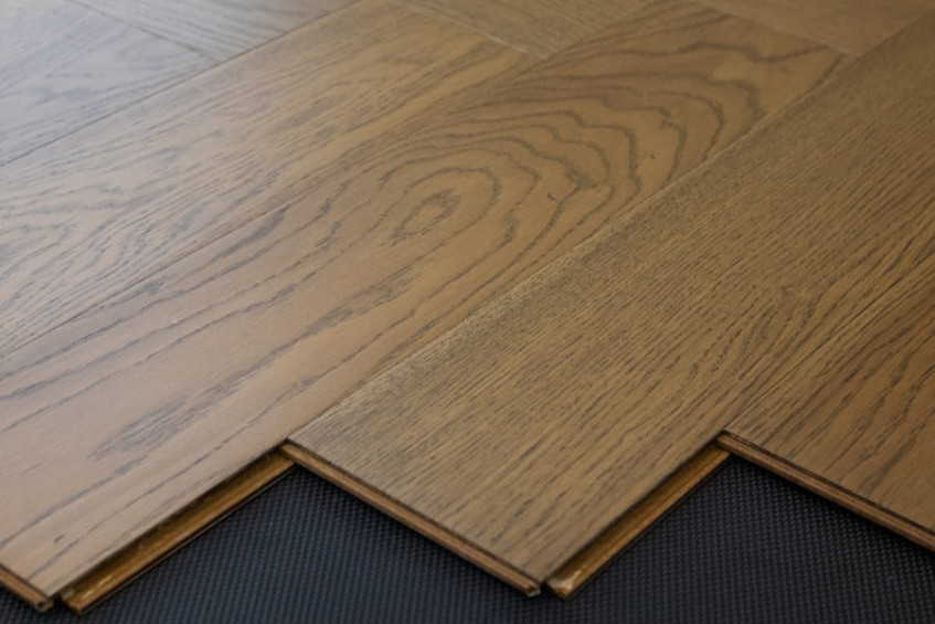 Крупный план стыков инженерной Oak Positano HB — кромка плашек, древесный рисунок, матовая поверхность