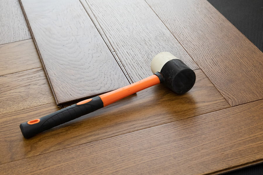 Монтаж паркетной доски Oak Lazaro HB — подбивка киянкой при укладке «ёлочка», фиксация замкового соединения