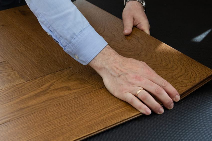 Укладка Oak Lazaro HB — прижим плашки рукой, стыковка замка, инженерная дубовая доска AUSWOOD