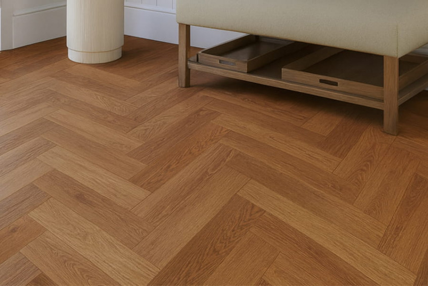 Интерьер: дубовый пол AUSWOOD Oak Lazaro HB «ёлочка», гостиная зона, акцент на рисунок и геометрию укладки