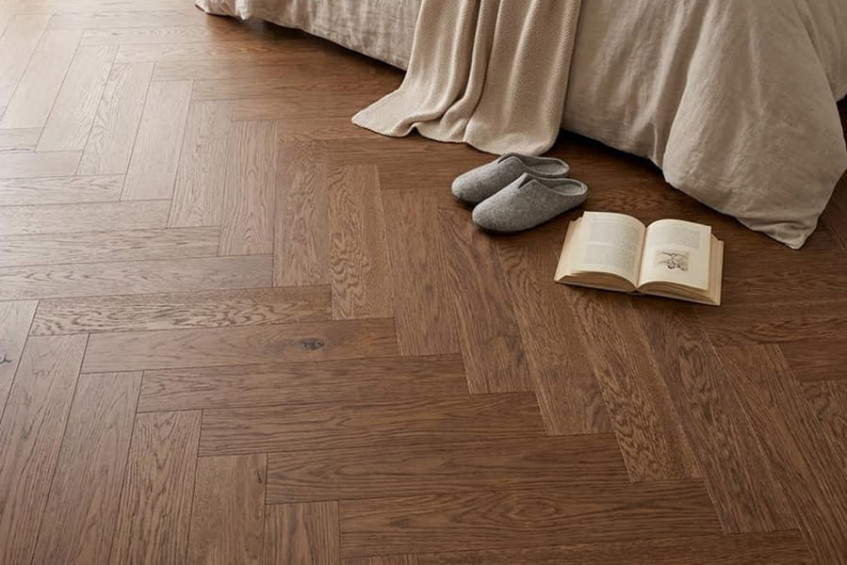 Интерьер у окна: паркетная доска Oak Lazaro HB «ёлочка», матовый дуб, зона у штор и домашней обуви