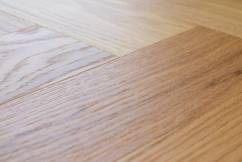 Oak Paphos HB — поверхность дубового паркета при дневном свете: матовые блики, текстура и поры