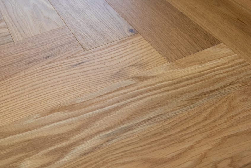 Oak Paphos HB — детальный кадр дуба: выраженные волокна, натуральная структура, брашированная поверхность