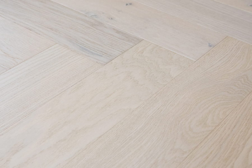 Крупный план пола Oak Elba HB «ёлочка» — светлый дуб, матовая поверхность, натуральная текстура