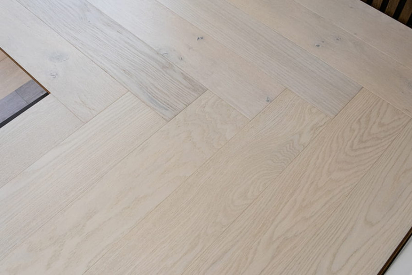 Фрагмент укладки «ёлочка» Oak Elba HB — точные стыки плашек, светлый выбеленный дуб