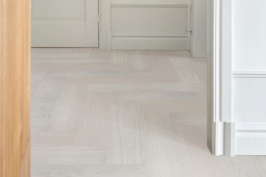 Интерьер прихожей: дубовый паркет Oak Elba HB «ёлочка», светлый пол у плинтуса/стены