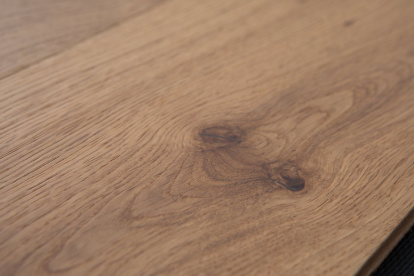 Паркетная доска AUSWOOD PRIME OAK DUNE — сучок и фактура натурального дуба, крупный план