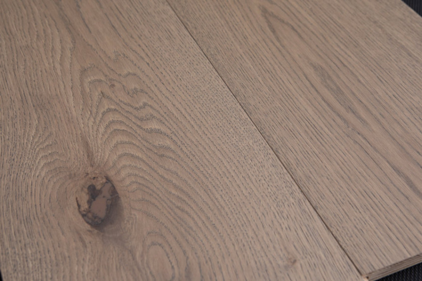 Паркетная доска AUSWOOD PRIME OAK ORION — сучок и фактура натурального дуба, крупный план
