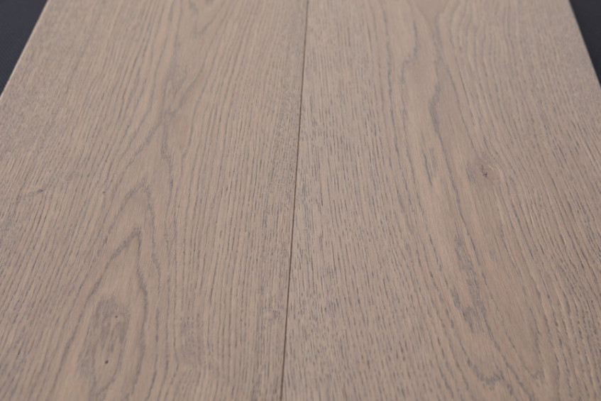 Паркетная доска AUSWOOD PRIME OAK ORION — три широкие доски, крупный план